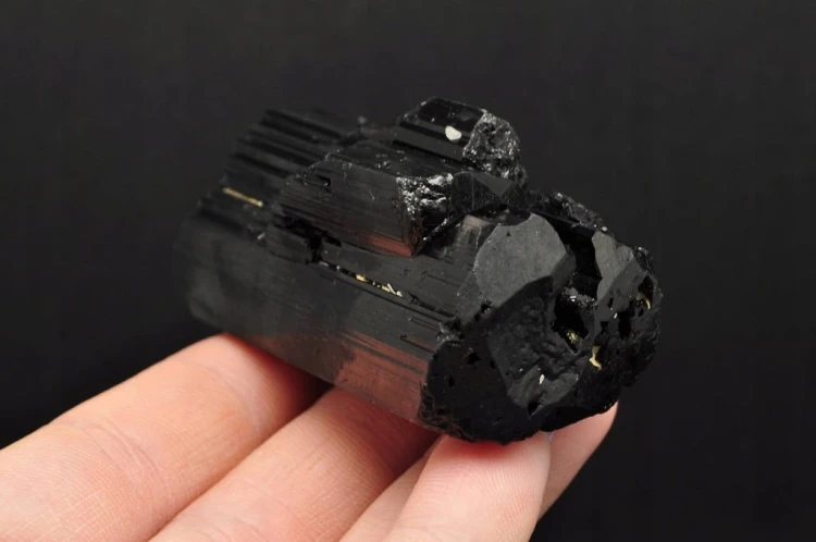 * TURMALIN CZARNY MADAGASKAR NATURALNY MINERAŁ ŚWIETNY POŁYSK NR 9 *