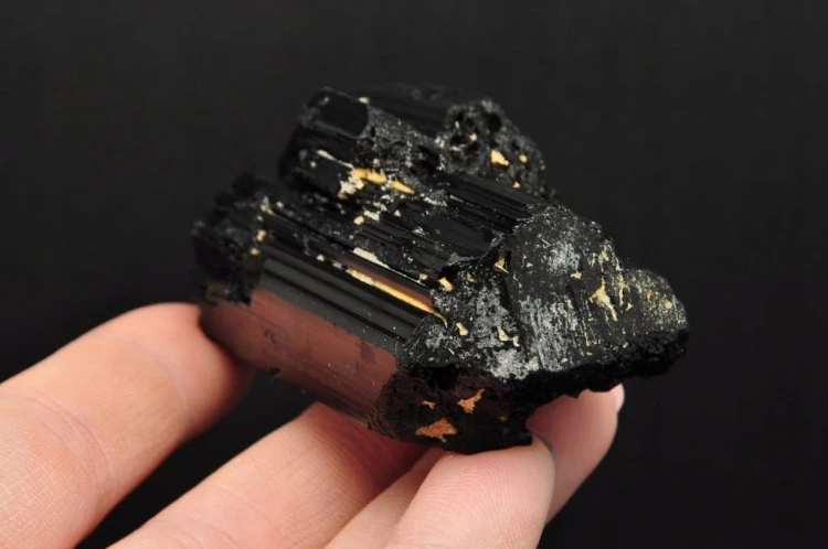* TURMALIN CZARNY MADAGASKAR NATURALNY MINERAŁ ŚWIETNY POŁYSK NR 9 *