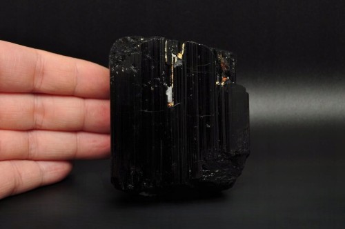 * TURMALIN CZARNY MADAGASKAR SUROWY NATURALNY MINERAŁ CZARNA BARWA NR 2 *