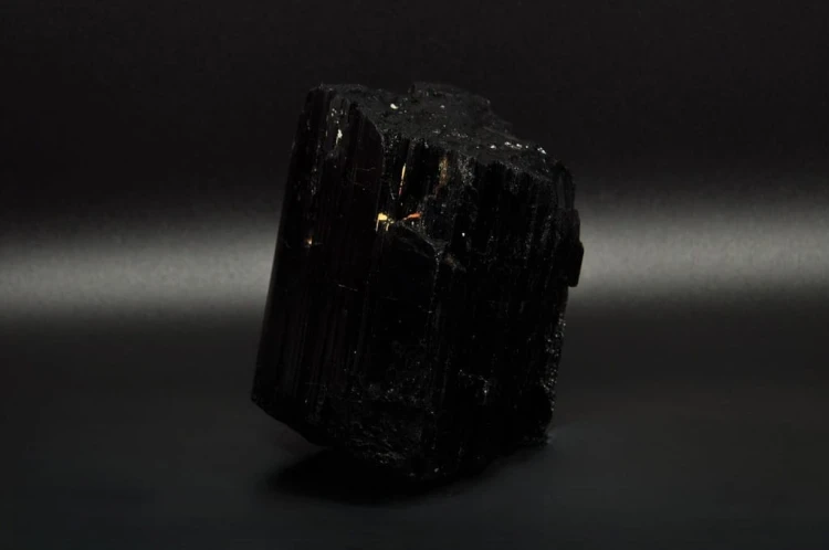 * TURMALIN CZARNY MADAGASKAR SUROWY NATURALNY MINERAŁ CZARNA BARWA NR 2 *