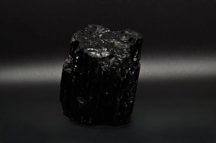 * TURMALIN CZARNY MADAGASKAR SUROWY NATURALNY MINERAŁ CZARNA BARWA NR 2 *