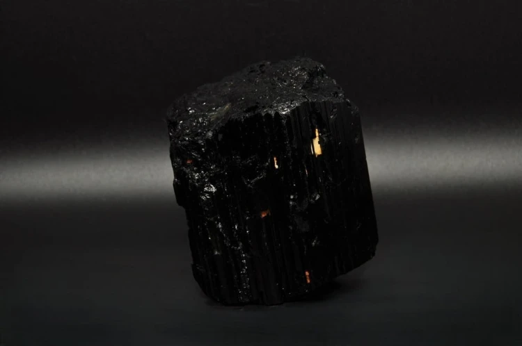 * TURMALIN CZARNY MADAGASKAR SUROWY NATURALNY MINERAŁ CZARNA BARWA NR 2 *