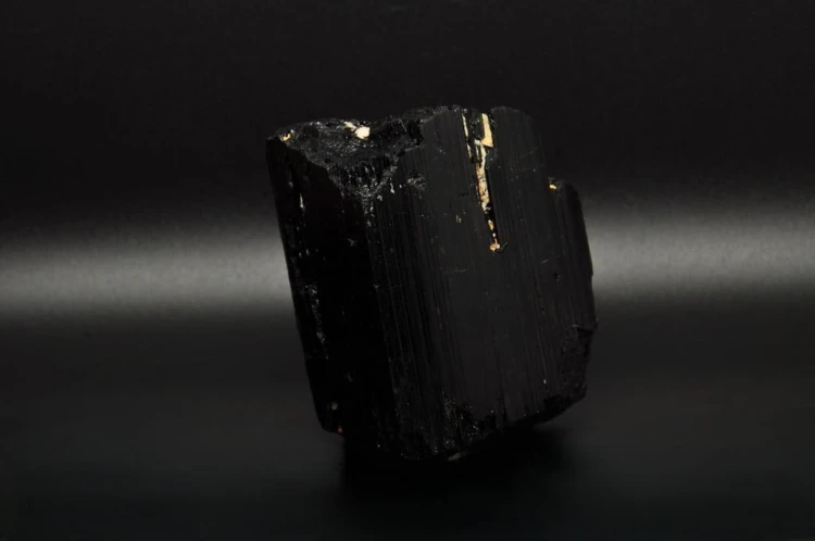 * TURMALIN CZARNY MADAGASKAR SUROWY NATURALNY MINERAŁ CZARNA BARWA NR 2 *