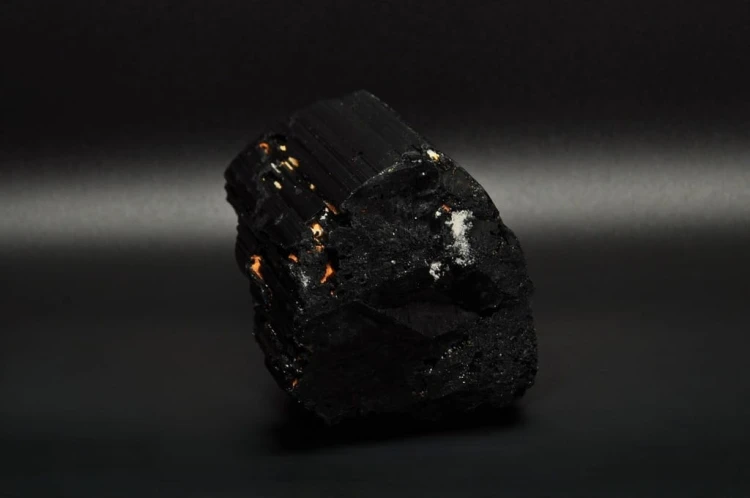 * TURMALIN CZARNY MADAGASKAR SUROWY NATURALNY MINERAŁ CZARNA BARWA NR 2 *