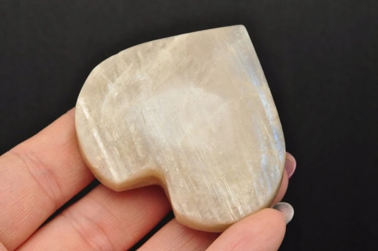 * KAMIEŃ SŁONECZNY MADAGASKAR CUDOWNY MINERAŁ BŁYSZCZĄCE SIĘ SERCE NR H62 *