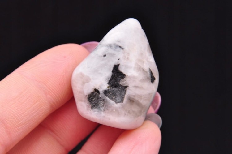 * KAMIEŃ KSIĘŻYCOWY MOONSTONE INDIE BĘBNOWANY MINERAŁ POLEROWANY OKAZ NR 9