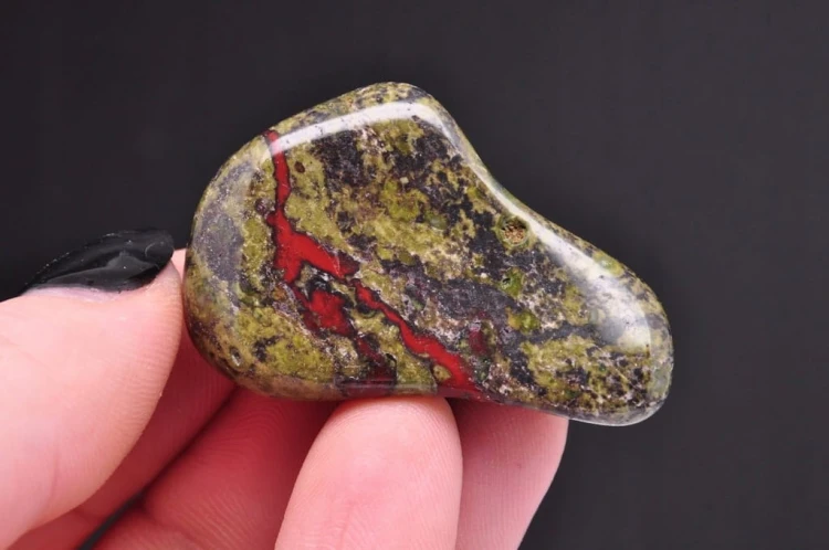 * JASPIS Z EPIDOTEM AFRYKA NATURALNY MINERAŁ BĘBNOWANY ZIELONY MINERAŁ 5 *