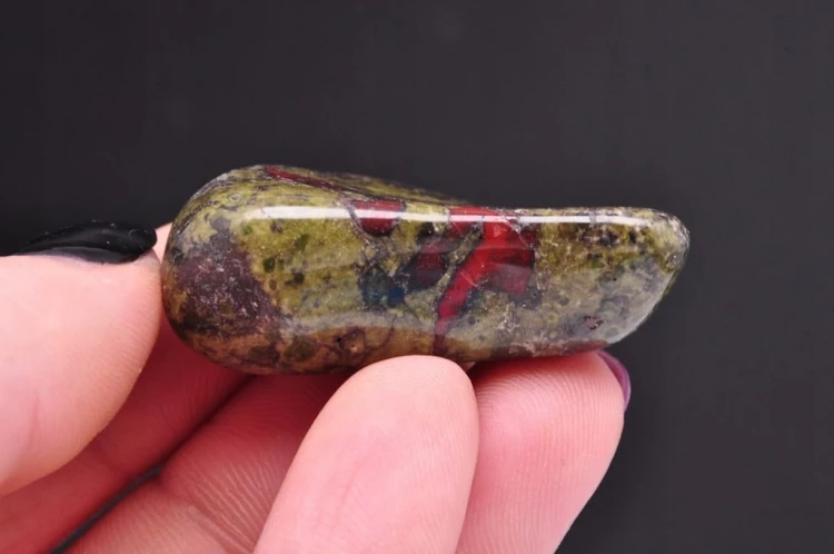* JASPIS Z EPIDOTEM AFRYKA NATURALNY MINERAŁ BĘBNOWANY ZIELONY MINERAŁ 5 *