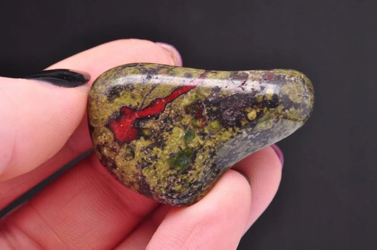 * JASPIS Z EPIDOTEM AFRYKA NATURALNY MINERAŁ BĘBNOWANY ZIELONY MINERAŁ 5 *