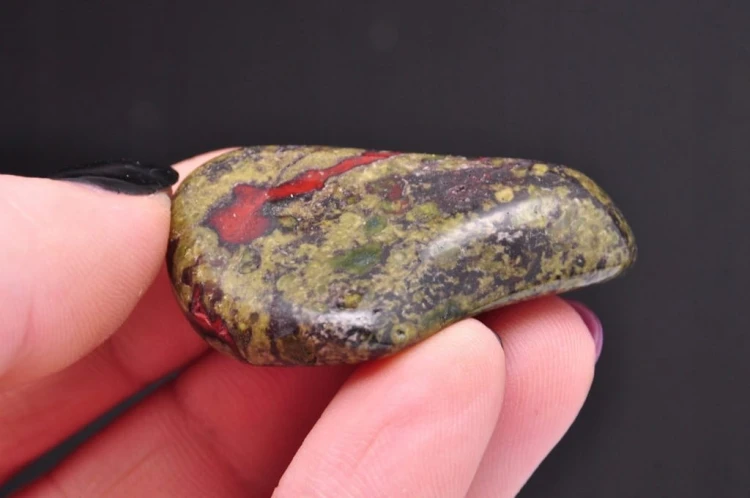 * JASPIS Z EPIDOTEM AFRYKA NATURALNY MINERAŁ BĘBNOWANY ZIELONY MINERAŁ 5 *