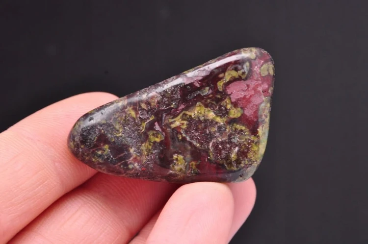 * JASPIS Z EPIDOTEM AFRYKA NATURALNY MINERAŁ BĘBNOWANY CIEKAWY KSZTAŁT 8 *