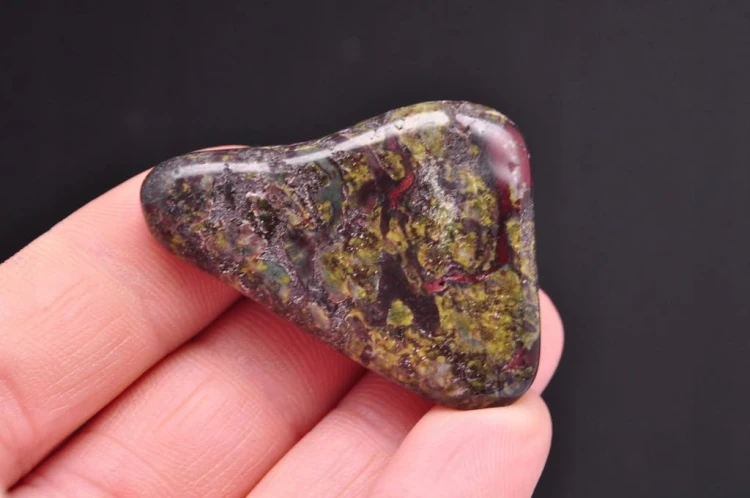* JASPIS Z EPIDOTEM AFRYKA NATURALNY MINERAŁ BĘBNOWANY CIEKAWY KSZTAŁT 8 *