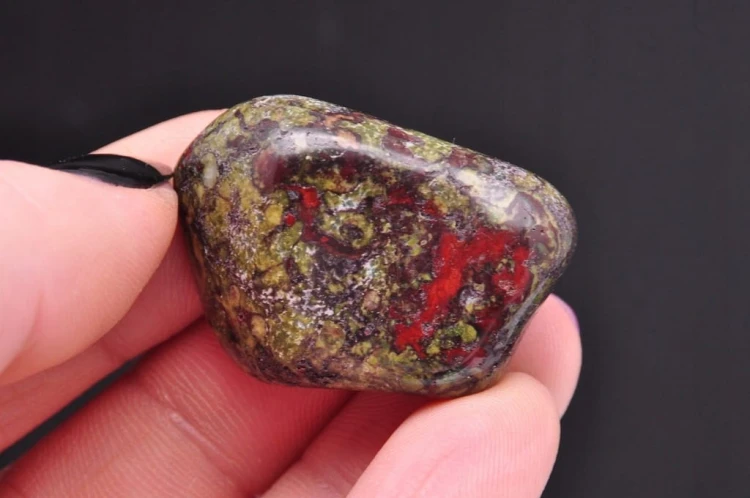 * JASPIS Z EPIDOTEM AFRYKA NATURALNY MINERAŁ BĘBNOWANY CIEKAWY KSZTAŁT 12 *