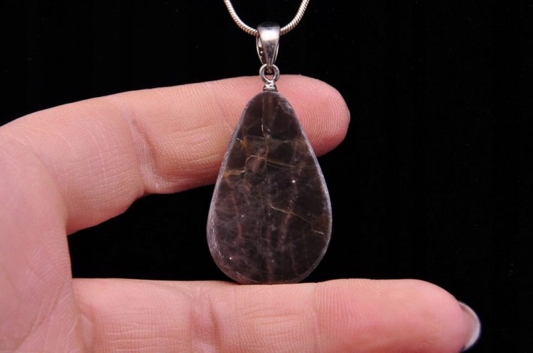 * KAMIEŃ KSIĘŻYCOWY MOONSTONE MADAGASKAR ZAWIESZKA CIEMNY KOLOR OKAZ NR 6 *