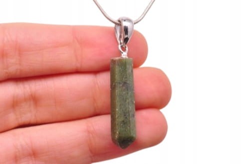* NEFRYT BRAZYLIA UROKLIWA ZAWIESZKA WYJĄTKOWY MINERAŁ NR 18 *