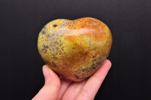 * OPAL ZIELONY ZJAWISKOWE DUŻE SERCE PIĘKNY MINERAŁ NR H67 *