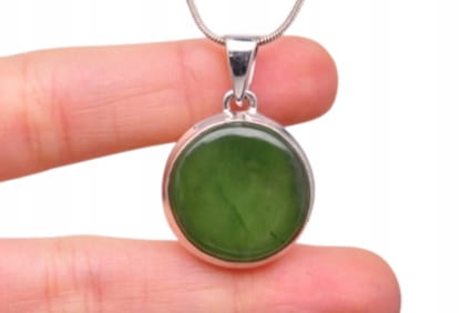 * NEFRYT KANADA UROKLIWA OKRĄGŁA ZAWIESZKA NATURALNY MINERAŁ NR 3 *