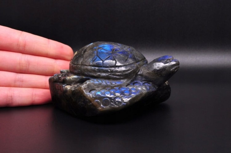 * LABRADORYT MADAGASKAR EFEKTOWNA FIGURKA RZEŹBA ŻÓŁW PIĘKNA BARWA NR 1 *