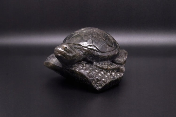 * LABRADORYT MADAGASKAR EFEKTOWNA FIGURKA RZEŹBA ŻÓŁW PIĘKNA BARWA NR 1 *