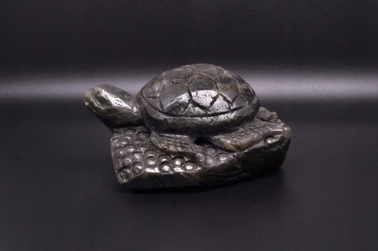 * LABRADORYT MADAGASKAR EFEKTOWNA FIGURKA RZEŹBA ŻÓŁW PIĘKNA BARWA NR 1 *