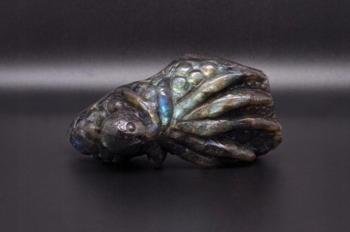 * LABRADORYT MADAGASKAR INTERESUJĄCA FIGURKA RZEŹBA OŚMIORNICA NR 7 *