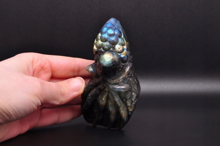 * LABRADORYT MADAGASKAR INTERESUJĄCA FIGURKA RZEŹBA OŚMIORNICA NR 7 *