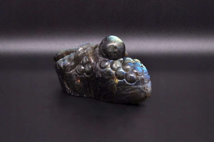 * LABRADORYT MADAGASKAR INTERESUJĄCA FIGURKA RZEŹBA OŚMIORNICA NR 7 *