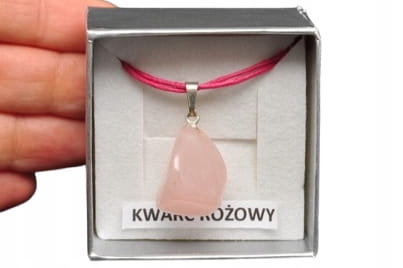 * KWARC RÓŻOWY ŚLICZNA ZAWIESZKA NA SZNURKU PIĘKNA BARWA NR 9 *