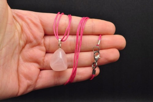 * KWARC RÓŻOWY ŚLICZNA ZAWIESZKA NA SZNURKU PIĘKNA BARWA NR 9 *