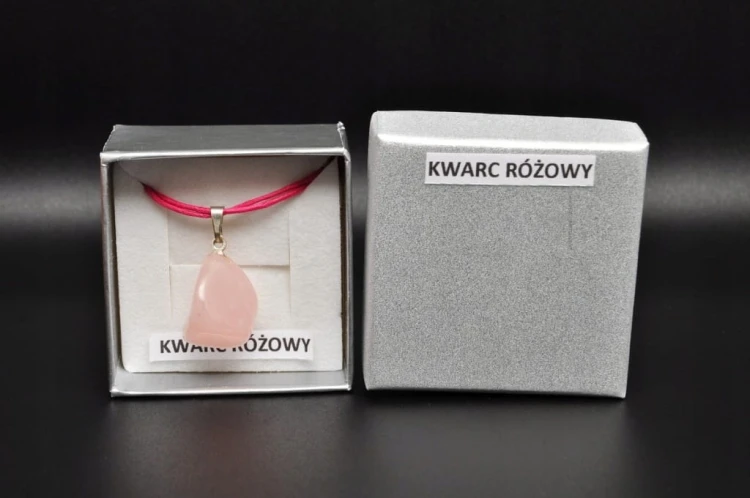 * KWARC RÓŻOWY ŚLICZNA ZAWIESZKA NA SZNURKU PIĘKNA BARWA NR 9 *