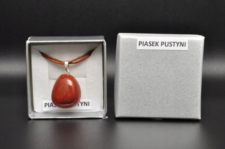 * PIASEK PUSTYNI UROKLIWA ZAWIESZKA ZE SZNURKIEM W PUDEŁKU NR 23 *