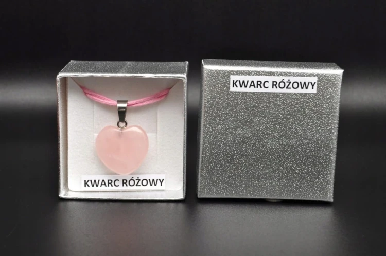 * KWARC RÓŻOWY UROKLIWA ZAWIESZKA NA SZNURKU SERCE SERDUSZKO NR 11 *