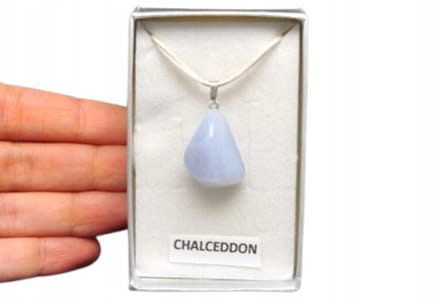 * CHALCEDON BŁĘKITNY BRAZYLIA ŚLICZNA DELIKATNA ZAWIESZKA W PUDEŁKU NR 10 *