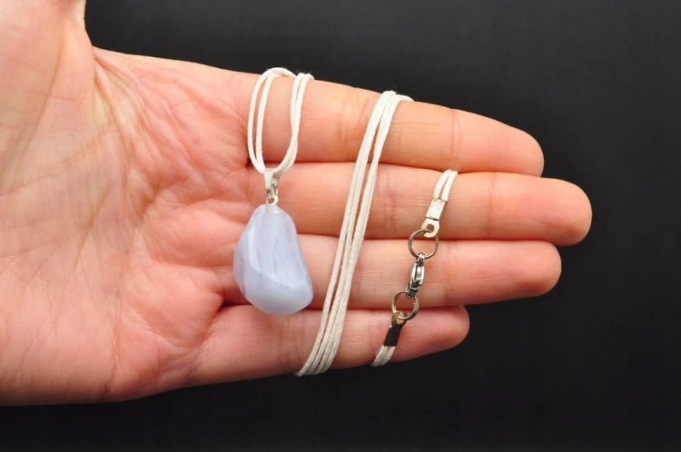 * CHALCEDON BŁĘKITNY BRAZYLIA ŚLICZNA DELIKATNA ZAWIESZKA W PUDEŁKU NR 10 *