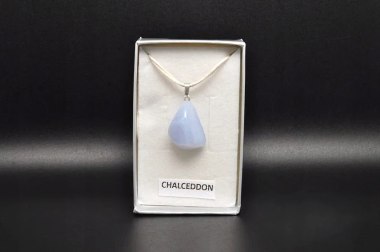 * CHALCEDON BŁĘKITNY BRAZYLIA ŚLICZNA DELIKATNA ZAWIESZKA W PUDEŁKU NR 10 *