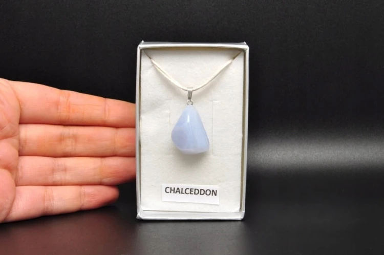 * CHALCEDON BŁĘKITNY BRAZYLIA ŚLICZNA DELIKATNA ZAWIESZKA W PUDEŁKU NR 10 *