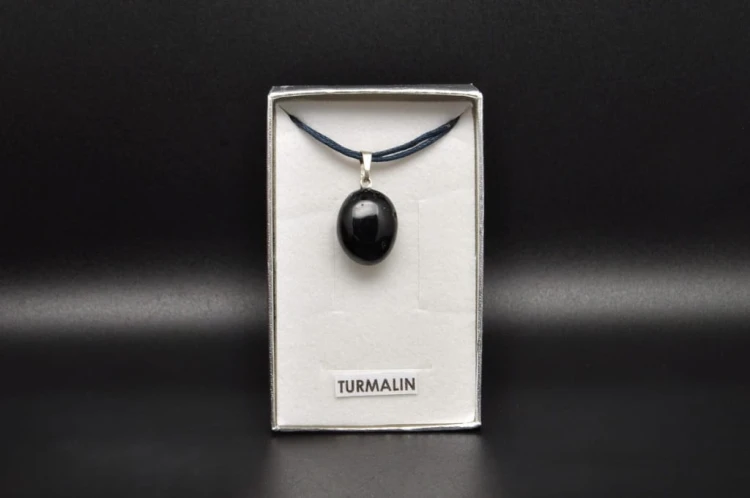 * TURMALIN MADAGASKAR ELEGANCKA CZARNA ZAWIESZKA W PUDEŁKU NR 13 *