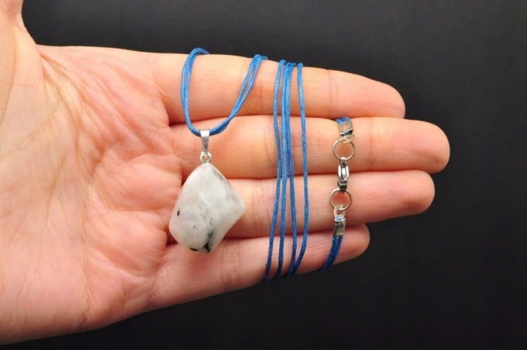 * KAMIEŃ KSIĘŻYCOWY MOONSTONE JASNY OKAZ PIĘKNA ZAWIESZKA W PUDEŁKU NR 14 *