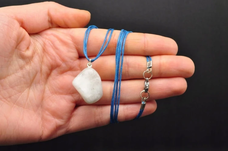 * KAMIEŃ KSIĘŻYCOWY MOONSTONE JASNY OKAZ PIĘKNA ZAWIESZKA W PUDEŁKU NR 14 *