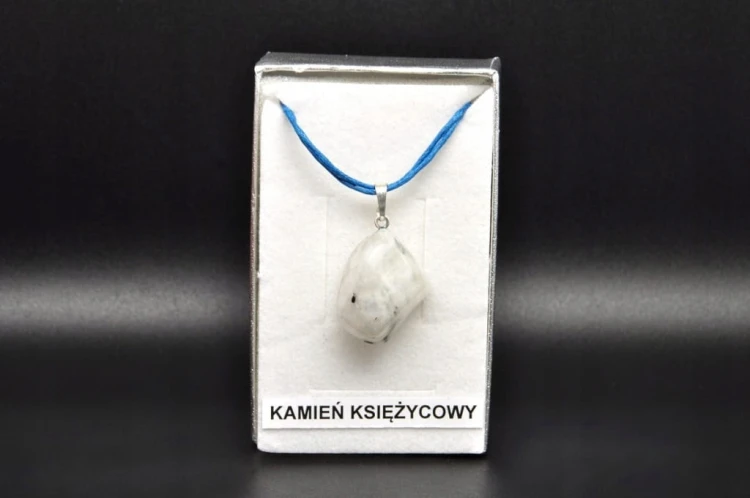 * KAMIEŃ KSIĘŻYCOWY MOONSTONE JASNY OKAZ PIĘKNA ZAWIESZKA W PUDEŁKU NR 14 *
