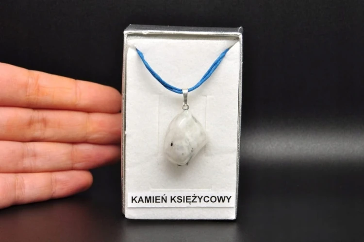 * KAMIEŃ KSIĘŻYCOWY MOONSTONE JASNY OKAZ PIĘKNA ZAWIESZKA W PUDEŁKU NR 14 *