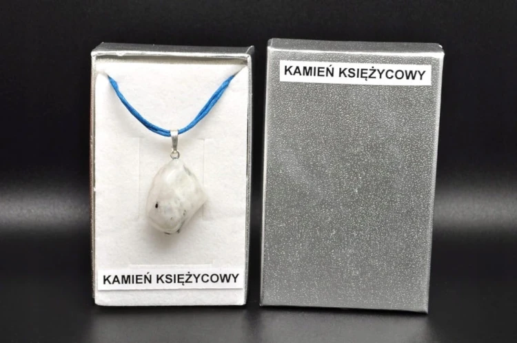 * KAMIEŃ KSIĘŻYCOWY MOONSTONE JASNY OKAZ PIĘKNA ZAWIESZKA W PUDEŁKU NR 14 *