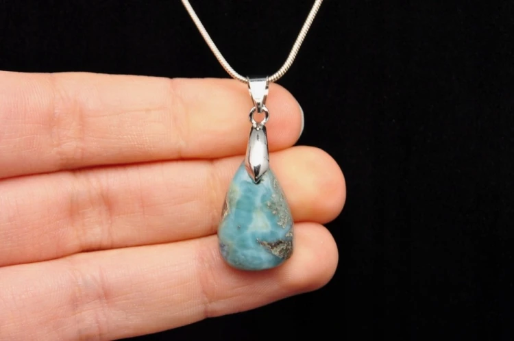 * LARIMAR DOMINIKANA INTERESUJĄCA ZAWIESZKA ŚLICZNY MINERAŁ NR 8 *