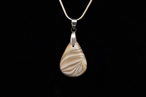 * KRZEMIEŃ PASIASTY ELEGANCKA ZAWIESZKA PIĘKNY KSZTAŁT NR 1 *