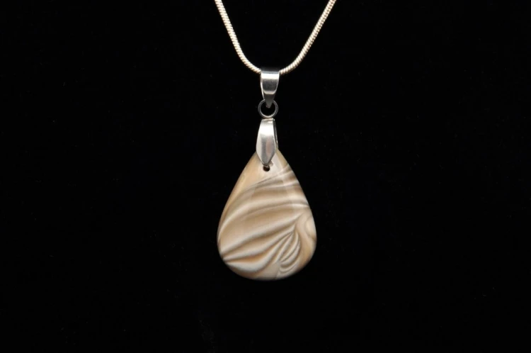 * KRZEMIEŃ PASIASTY ELEGANCKA ZAWIESZKA PIĘKNY KSZTAŁT NR 1 *