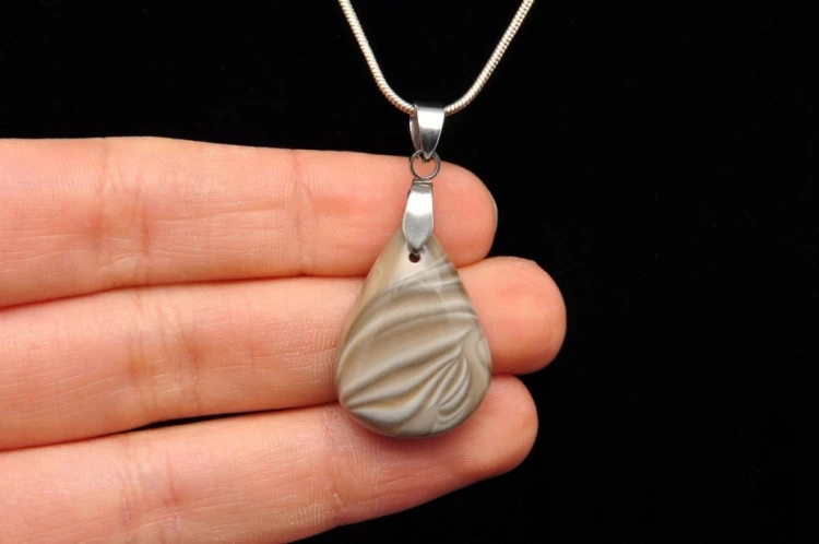 * KRZEMIEŃ PASIASTY ELEGANCKA ZAWIESZKA PIĘKNY KSZTAŁT NR 1 *