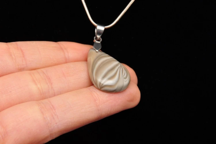 * KRZEMIEŃ PASIASTY ELEGANCKA ZAWIESZKA PIĘKNY KSZTAŁT NR 1 *