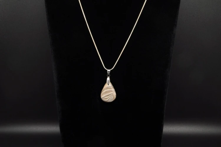 * KRZEMIEŃ PASIASTY ELEGANCKA ZAWIESZKA PIĘKNY KSZTAŁT NR 1 *