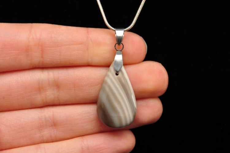 * KRZEMIEŃ PASIASTY ORYGINALNA ZAWIESZKA ŚLICZNA BIŻUTERIA NR 2 *