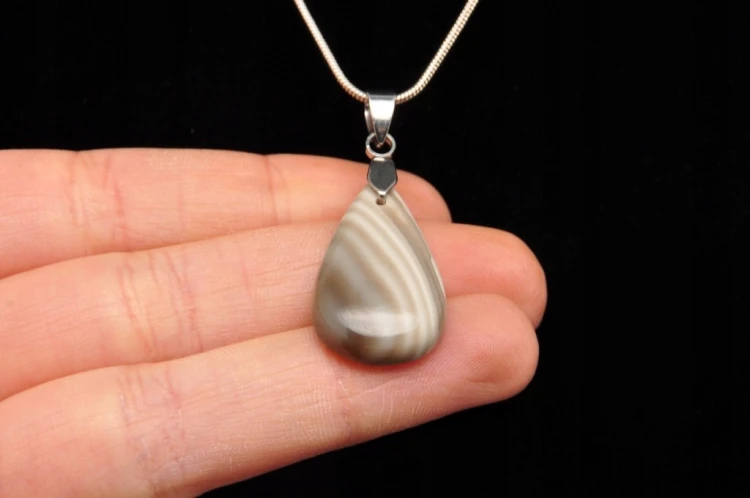 * KRZEMIEŃ PASIASTY ORYGINALNA ZAWIESZKA ŚLICZNA BIŻUTERIA NR 2 *